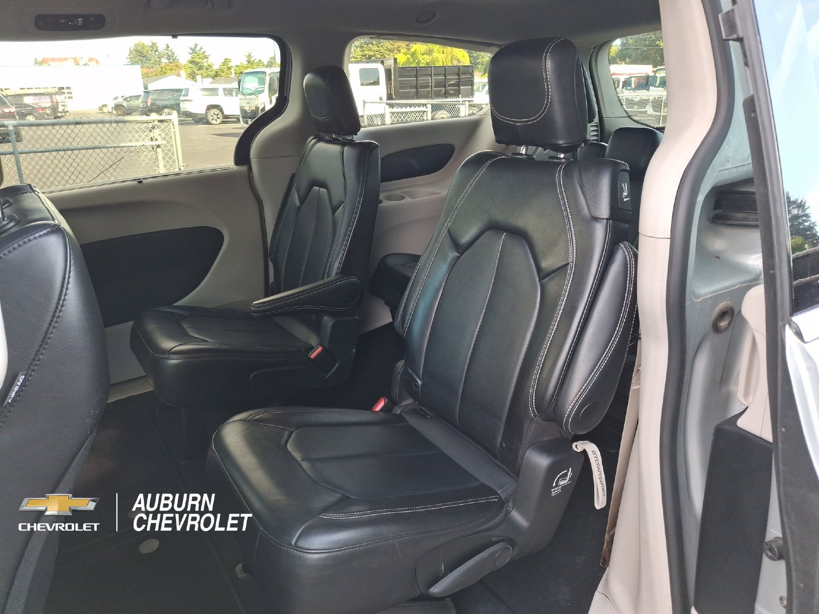 Used 2024 Chrysler Pacifica Touring-L FWD image 13