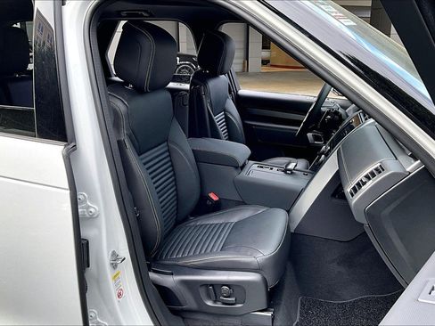 New 2026 Land Rover Discovery Dynamic SE image 8