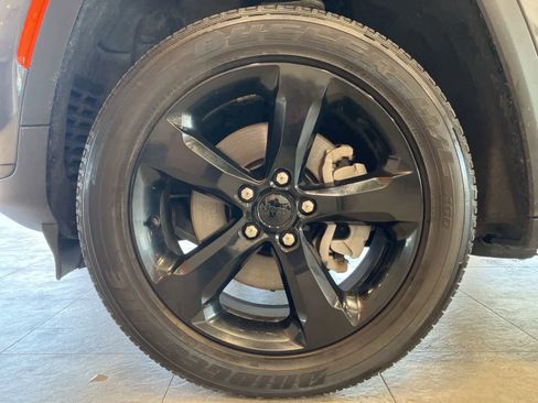 Used 2023 Jeep Grand Cherokee L Laredo image 9