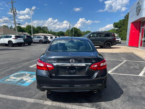 Used 2016 Nissan Altima 2.5 SV w/ Convenience Package FWD image 6