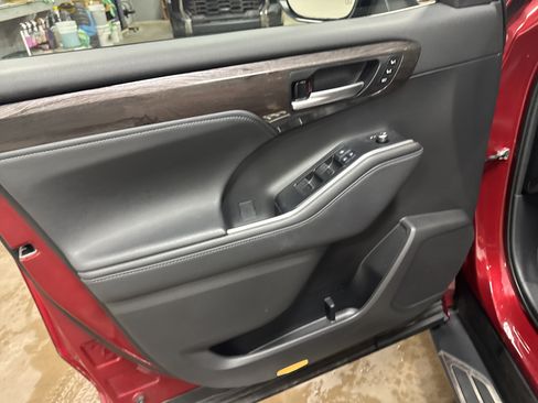 Used 2023 Toyota Highlander Platinum AWD/4WD image 15