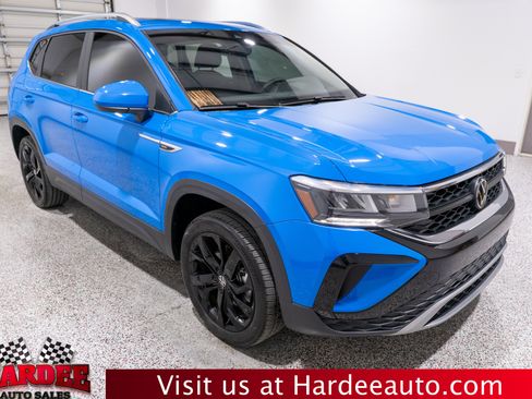 Used 2023 Volkswagen Taos SE w/ Panoramic Sunroof Package FWD image 6