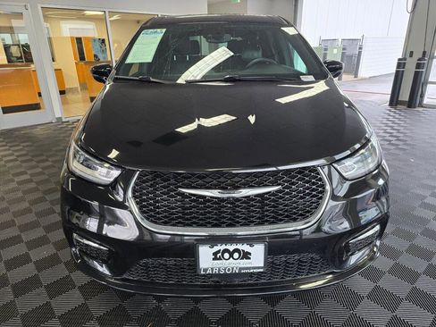 Used 2025 Chrysler Pacifica Select image 9