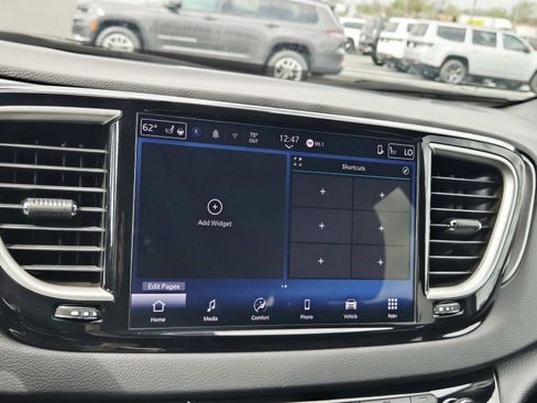 Used 2025 Chrysler Pacifica Select image 29