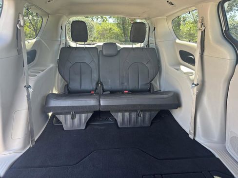 Used 2019 Chrysler Pacifica Touring-L image 28