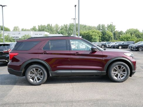 Used 2022 Ford Explorer XLT w/ Equipment Group 202A image 6
