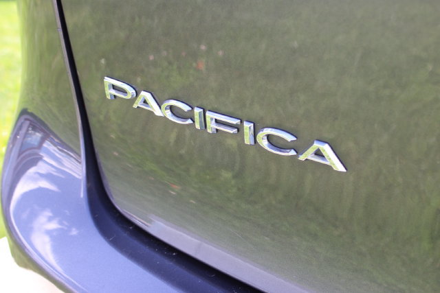 Used 2018 Chrysler Pacifica Touring-L w/ Tire & Wheel Group FWD image 32