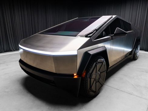 Used 2024 Tesla Cybertruck AWD Crew Cab image 10