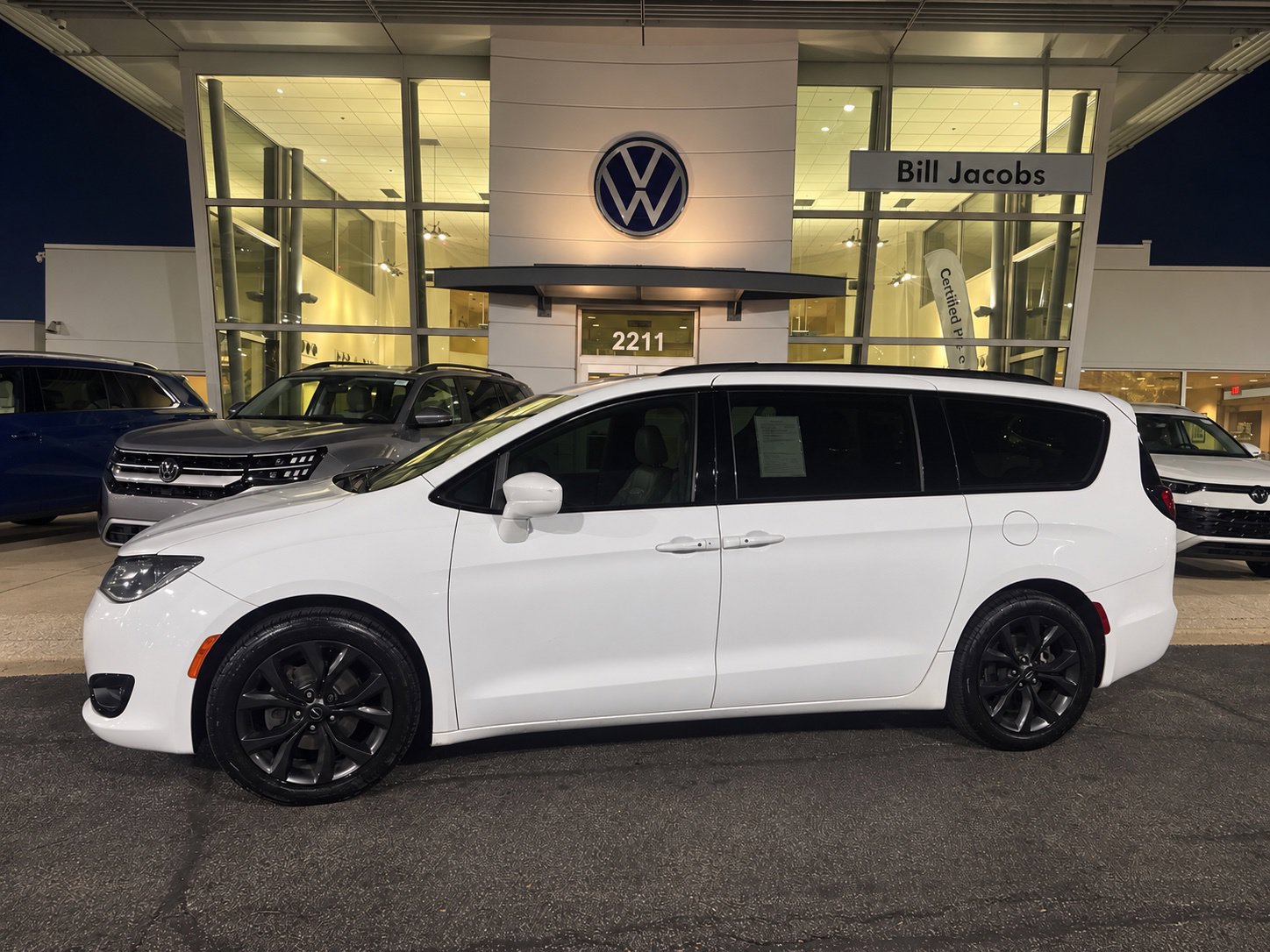 Used 2018 Chrysler Pacifica Touring-L w/ S Appearance Package FWD image 2