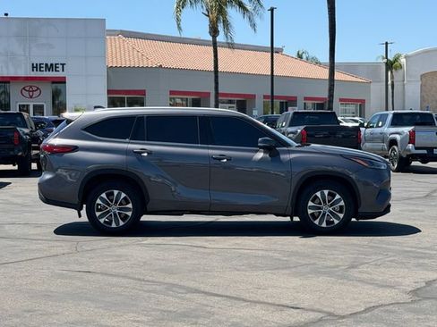 Used 2022 Toyota Highlander XLE FWD image 4
