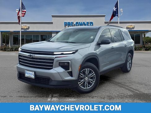 Used 2025 Chevrolet Traverse LT w/ LPO, Floor Liner Package FWD image 1
