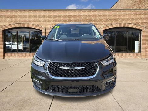 Used 2024 Chrysler Pacifica Touring-L FWD image 17