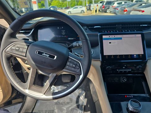 Used 2023 Jeep Grand Cherokee Limited w/ Black Appearance Package image 18