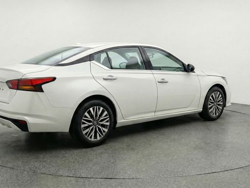 Used 2025 Nissan Altima 2.5 SV image 9