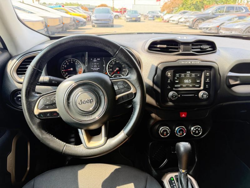 Used 2017 Jeep Renegade Latitude FWD image 19
