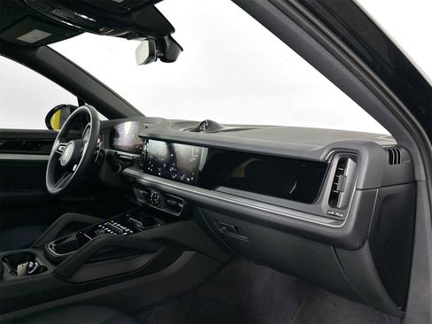 Certified 2025 Porsche Cayenne Coupe image 30