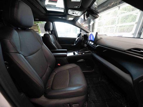 Used 2025 Toyota Sienna Platinum AWD/4WD image 22