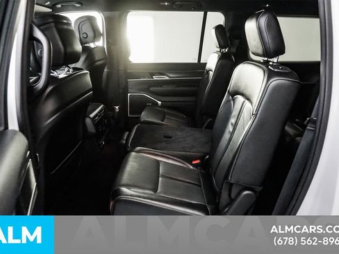 Used 2024 Jeep Wagoneer L Series II RWD image 17