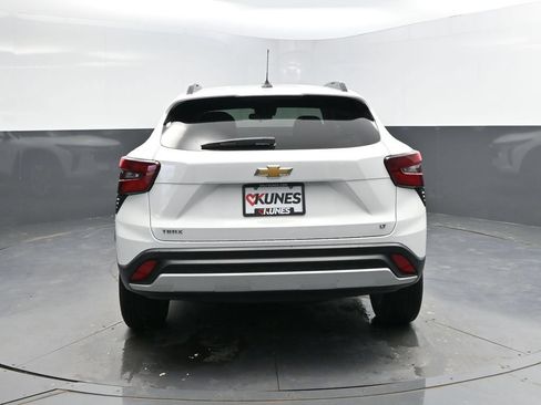 Used 2025 Chevrolet Trax LT FWD image 3