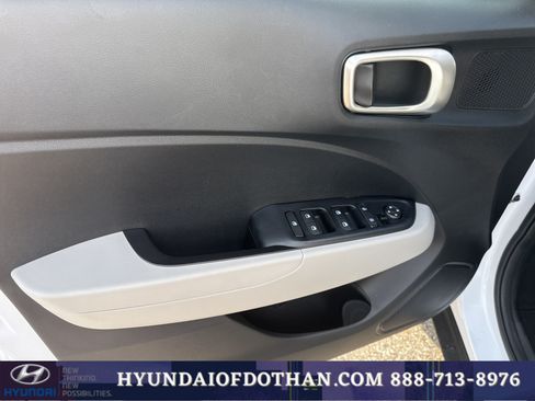 Certified 2025 Hyundai Venue SEL FWD image 7