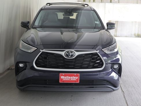Used 2023 Toyota Highlander XLE AWD/4WD image 27