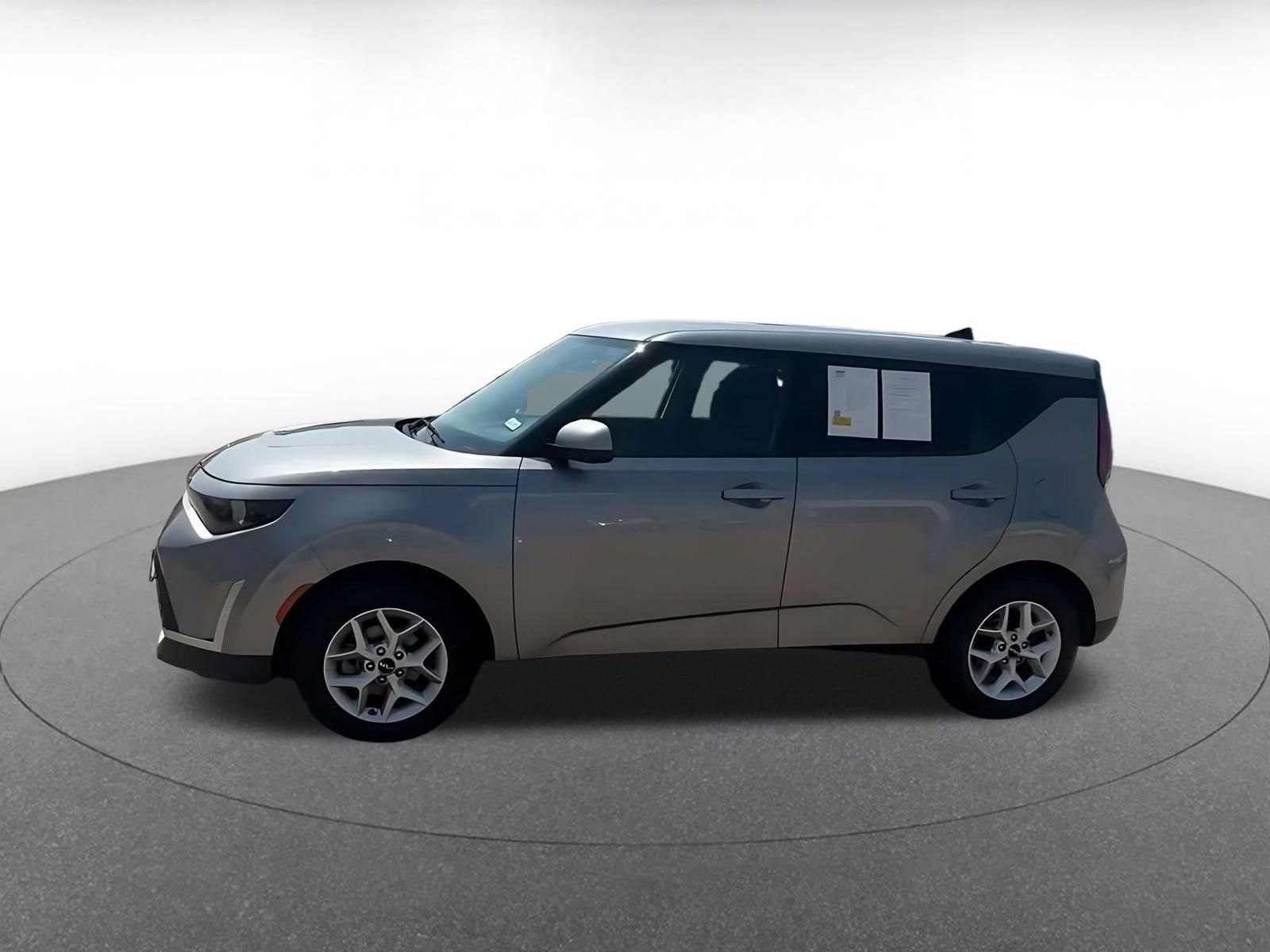 Used 2025 Kia Soul LX w/ LX Technology Package FWD image 7