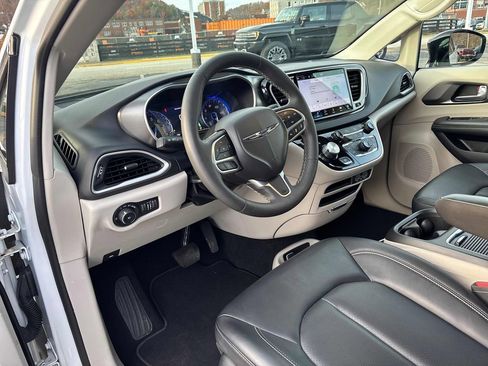 Used 2024 Chrysler Pacifica Touring-L image 17