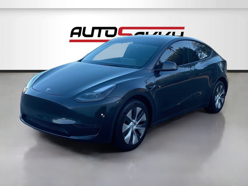 Used 2025 Tesla Model Y Long Range RWD image 3