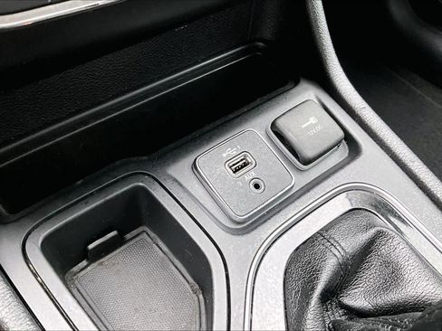 Used 2020 Jeep Cherokee Limited w/ Technology Group FWD image 32
