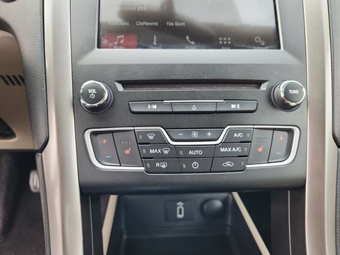 Used 2017 Ford Fusion SE w/ Fusion SE Technology Package image 12