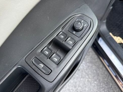 Used 2023 Volkswagen Taos SE w/ Panoramic Sunroof Package image 19