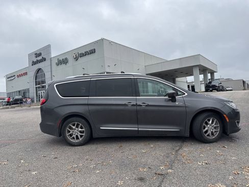 Used 2020 Chrysler Pacifica Touring-L image 4