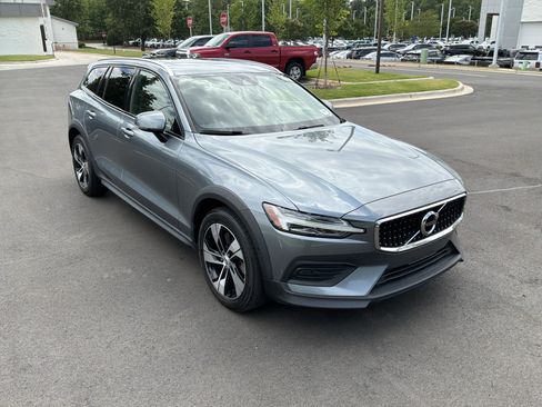 Used 2020 Volvo V60 T5 Cross Country AWD/4WD image 2