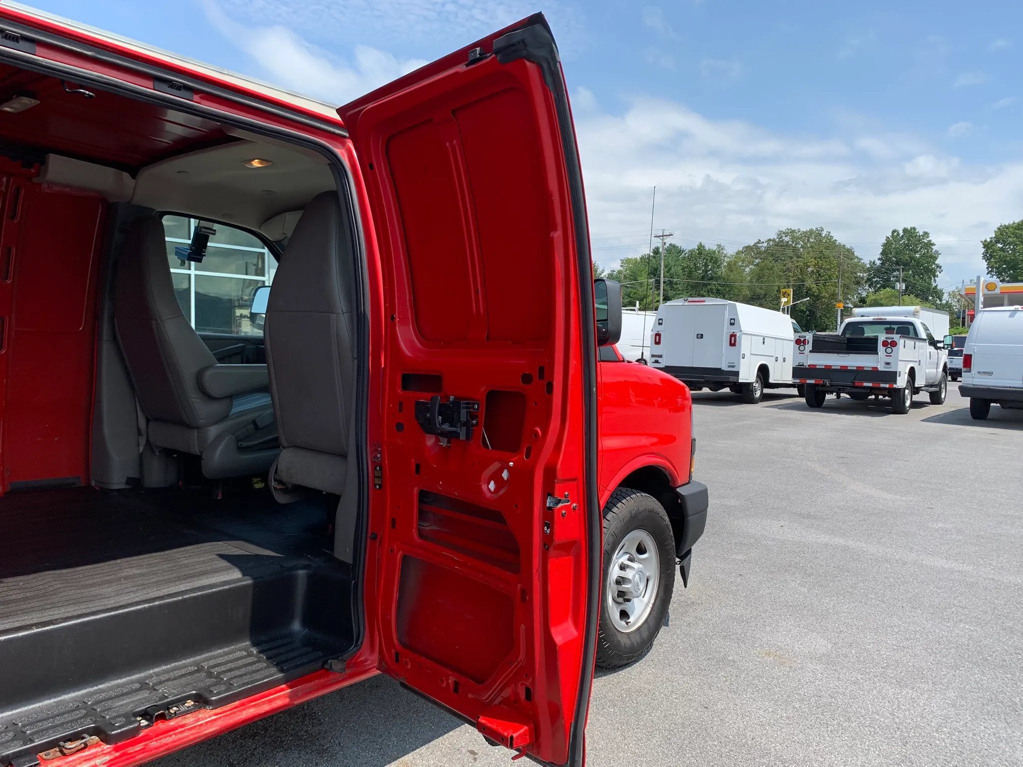 Used 2018 Chevrolet Express 2500 w/ Driver Convenience Package RWD image 25