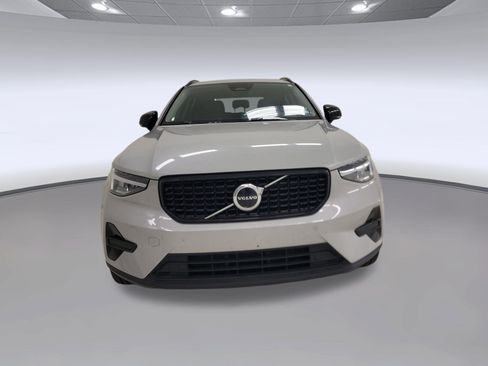 Used 2024 Volvo XC40 B5 Core AWD/4WD image 4
