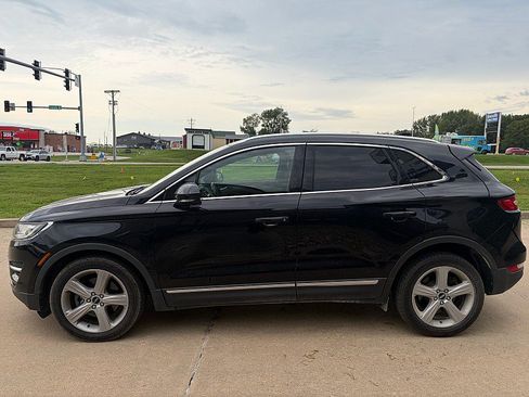 Used 2017 Lincoln MKC Premiere FWD image 2