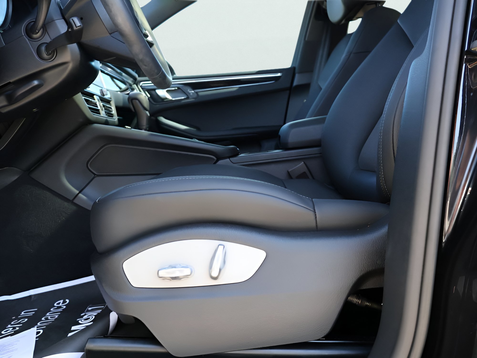 Certified 2025 Porsche Macan AWD/4WD image 35