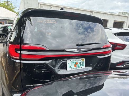 Used 2023 Chrysler Pacifica Touring-L FWD image 13
