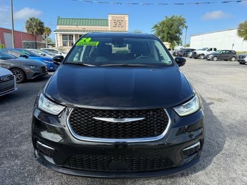 Used 2024 Chrysler Pacifica Limited image 2