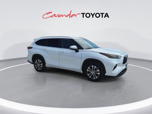 Used 2023 Toyota Highlander XLE FWD image 2