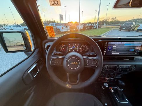 Used 2025 Jeep Wrangler Willys AWD/4WD image 11