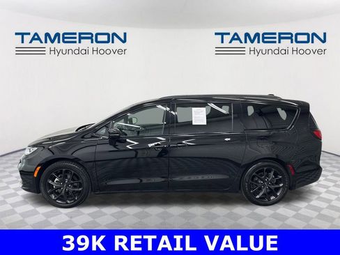 Used 2025 Chrysler Pacifica Limited image 2