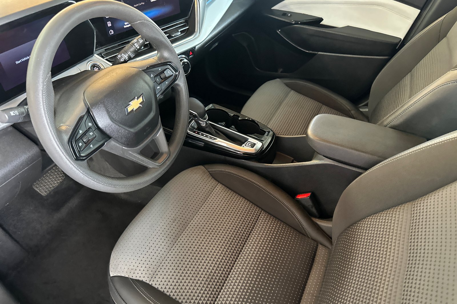 Used 2025 Chevrolet Trax LT FWD image 10