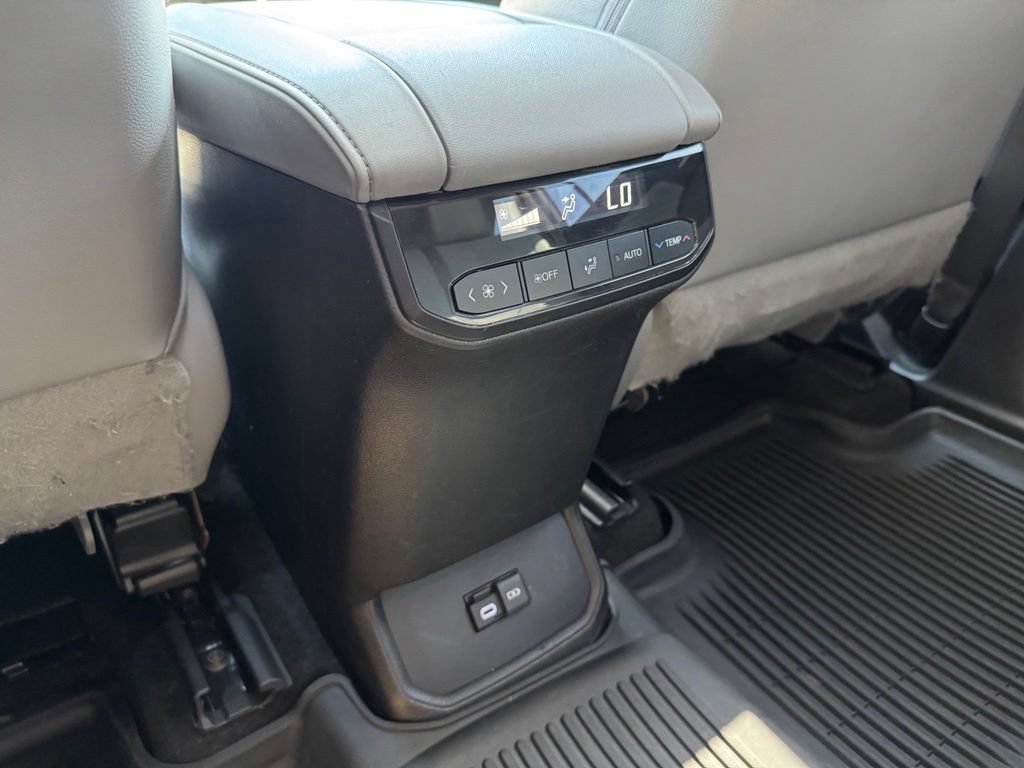 Used 2023 Toyota Highlander XLE FWD image 22