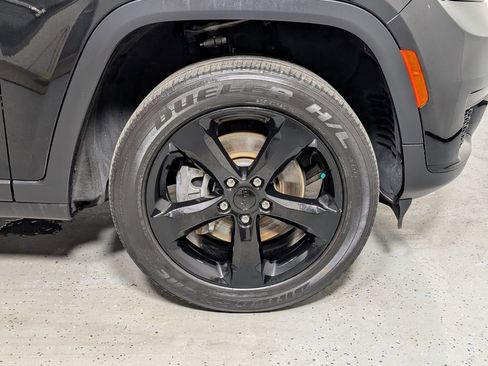 Used 2023 Jeep Grand Cherokee L Laredo image 8