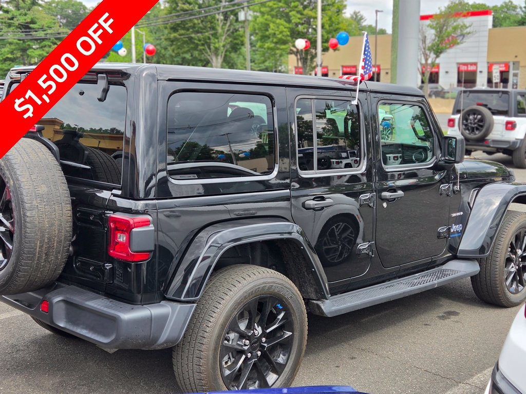 Used 2023 Jeep Wrangler Unlimited Sahara w/ Cold Weather Group AWD/4WD image 5