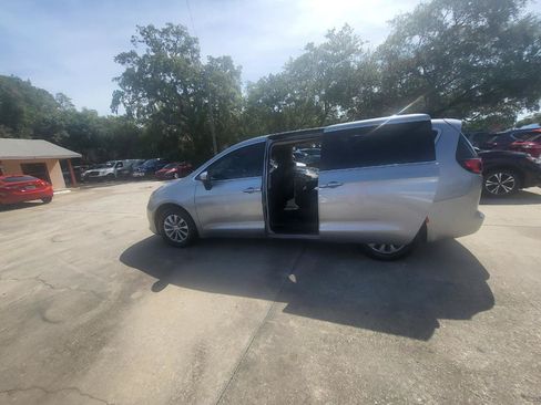 Used 2017 Chrysler Pacifica Touring w/ Tire & Wheel Group FWD image 58
