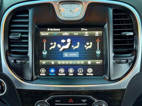 Used 2018 Chrysler 300 Limited RWD image 26