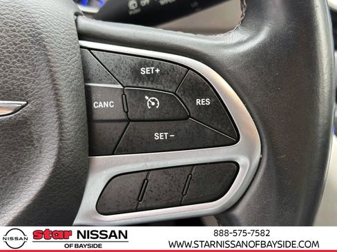 Used 2018 Chrysler Pacifica Touring-L image 27