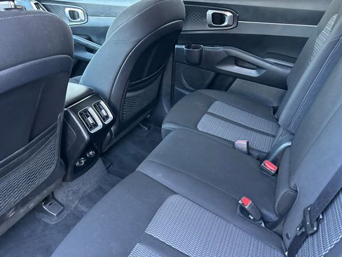 Used 2022 Kia Sorento LX image 9